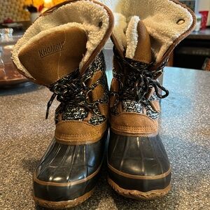 Khombu Shoes Women's Juilliard Duck barely used size 6